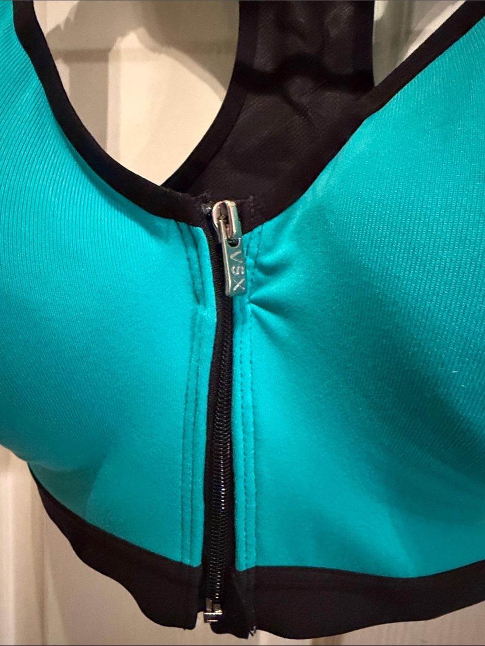 Victoria's Secret Incredible Front-Close Sports Bra - 32DDD - Picture 4 of 8